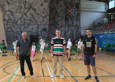 Imagen secundaria 1 - A un lado, Iván Serrano y Javier Donamaria, del Club Internacional de Intxaurrondo, el 'Inter', en el polideportivo de Mons. Al otro, Fernando Ibarreta, Daniel Soliño e Iñigo Etxeberria, del Fortuna, en el polideportivo Pío Baroja.