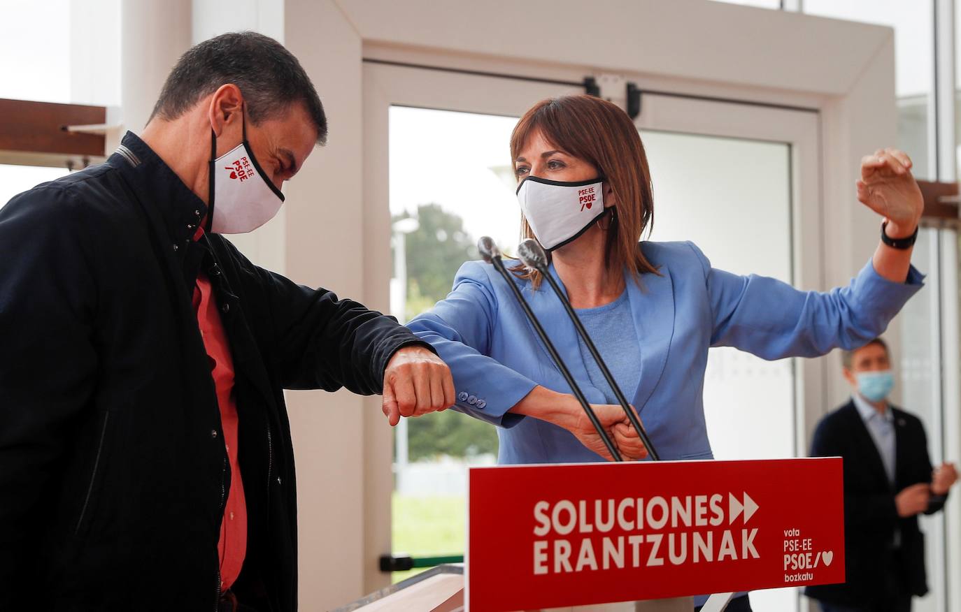 Pedro Sánchez e Idoia Mendia se saludan antes del inicio del acto en Miramon. 