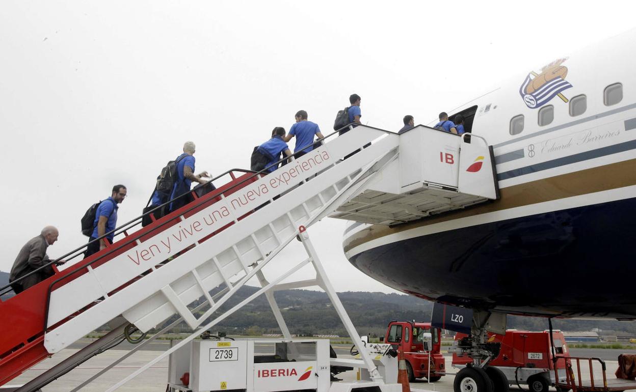Los jugadores de la Real se suben al avión que les llevó hasta Tetuán para jugar contra el Ceuta en Copa, sin tantas medidas de seguridad como hoy. 