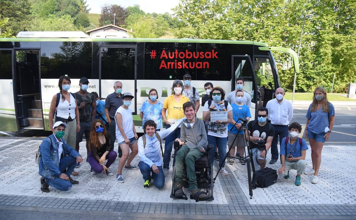 El equipo técnico, artístico y de apoyo, al completo durante el último día de rodaje. 