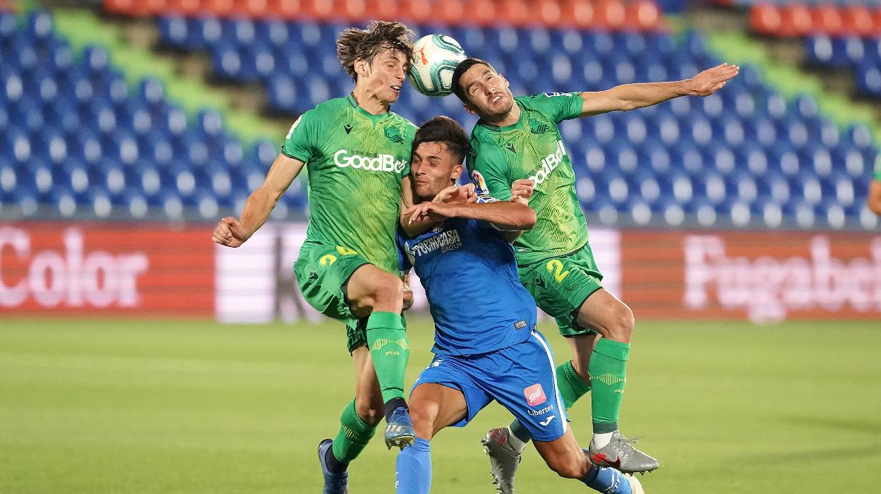 Robin Le Normand y Joseba Zaldua emparedan a Hugo Duro. 