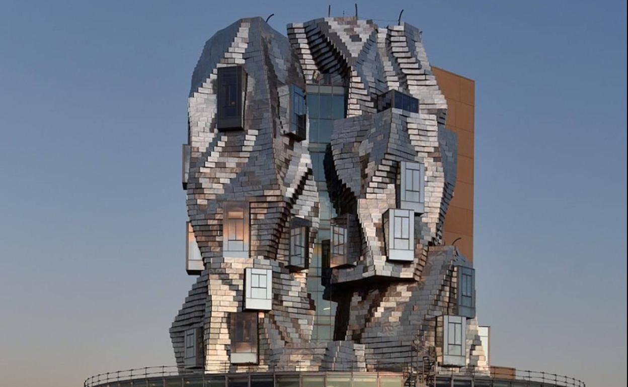 El edificio de Frank O. Gehry para la Fundación Luma mide 56 metros. Abajo, detalle de su fachada.