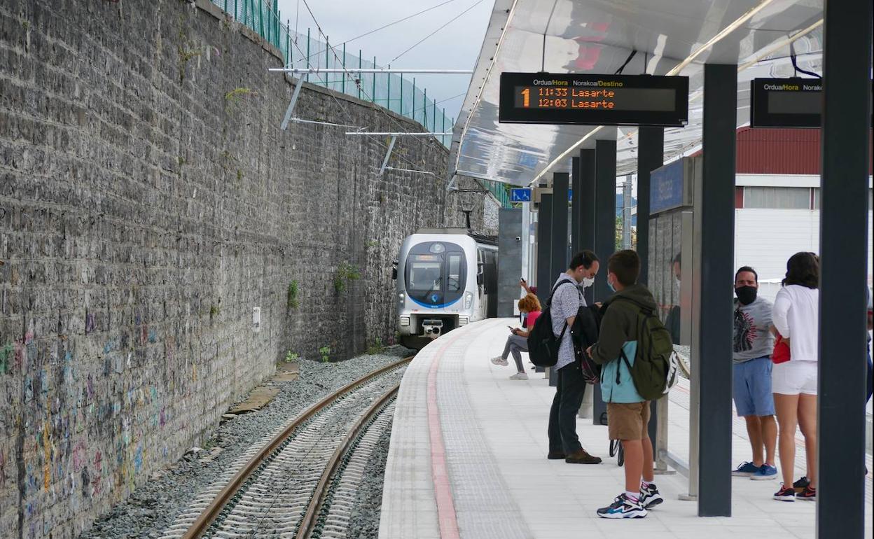 Varios pasajeros estrenan la nueva terminal.