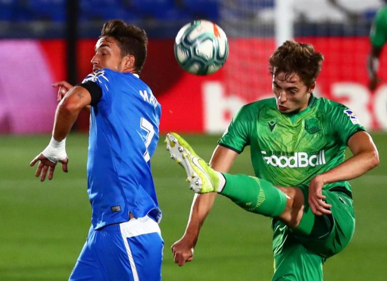 Pacheco despeja un balón ante Jaime Mata. 