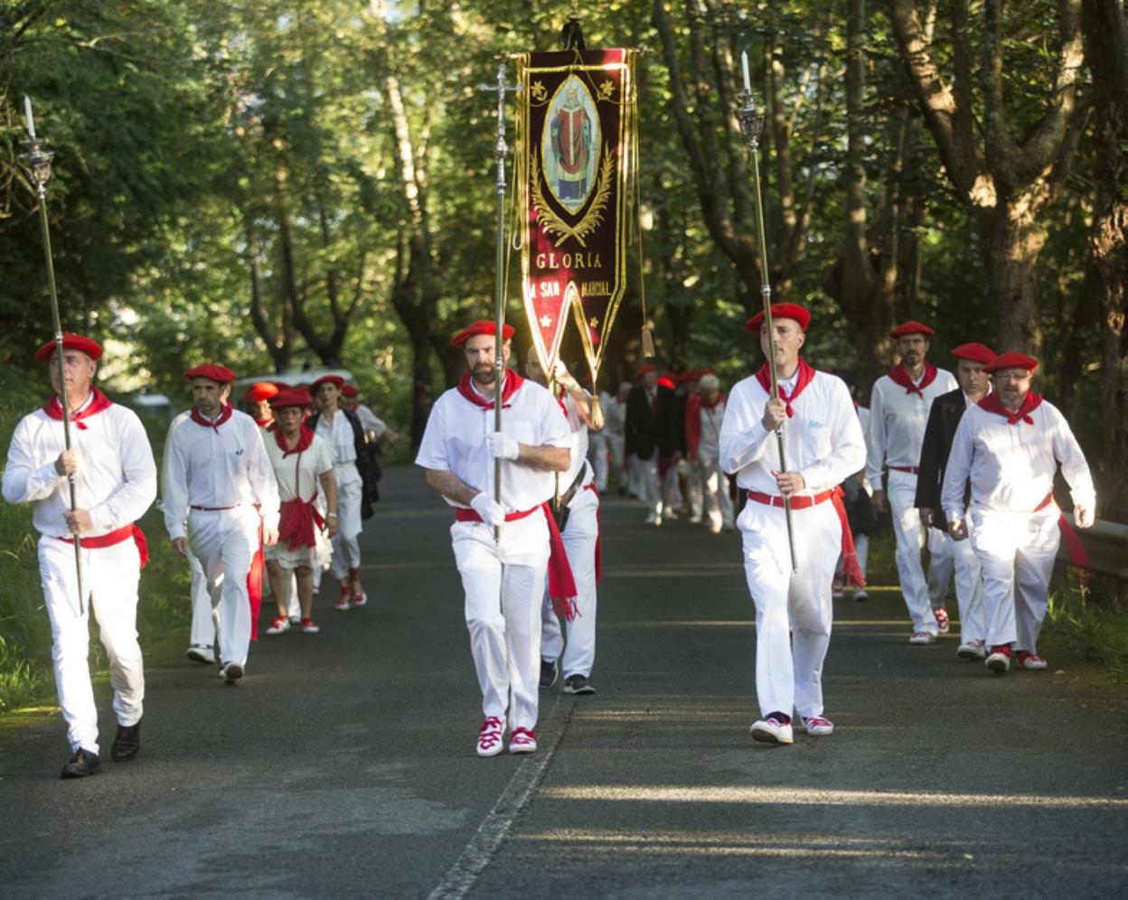 Llegada del pendón a San Marcial, por parte de Irungo Betiko Alardearen Aldekoak y preparación de la imagen del Santo. 