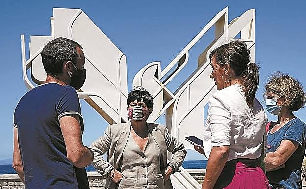 Maddalen Iriarte, ayer, en la Paloma de la Paz. A la derecha, Jasone Agirre, candidata por Bizkaia.