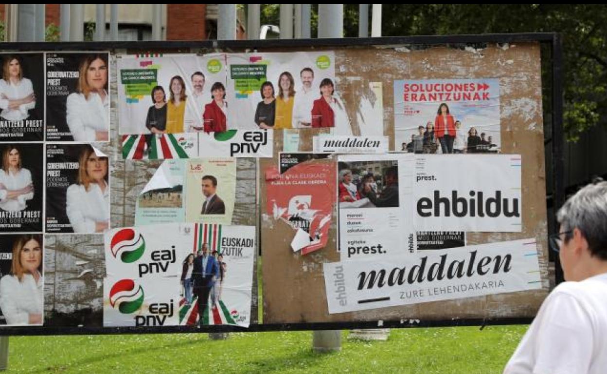 Un mural con candidaturas del 12-J.
