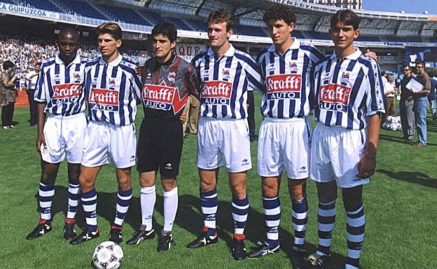 Los seis fichajes de la Real para la temporada 95/96 posan en Anoeta.