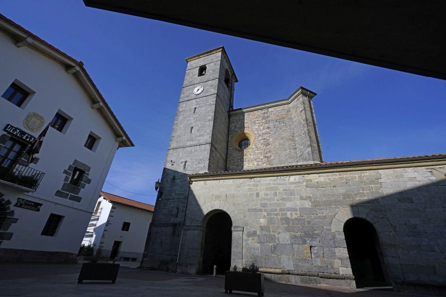Enclavada en un lugar de gran belleza, al abrigo del Hernio, alberga el espacio artístico Urmara, el museo al aire libre del escultor Koldobika Jauregi