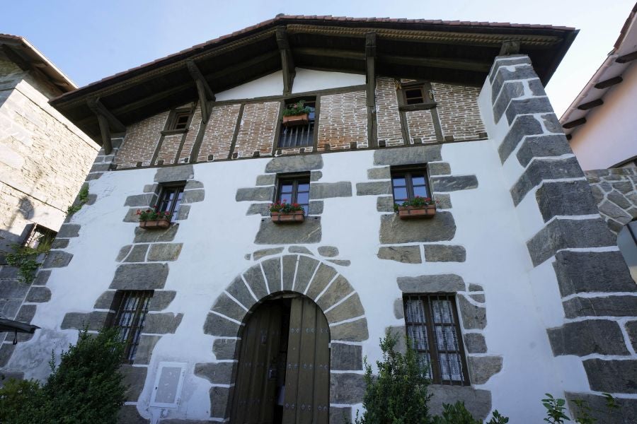 Enclavada en un lugar de gran belleza, al abrigo del Hernio, alberga el espacio artístico Urmara, el museo al aire libre del escultor Koldobika Jauregi