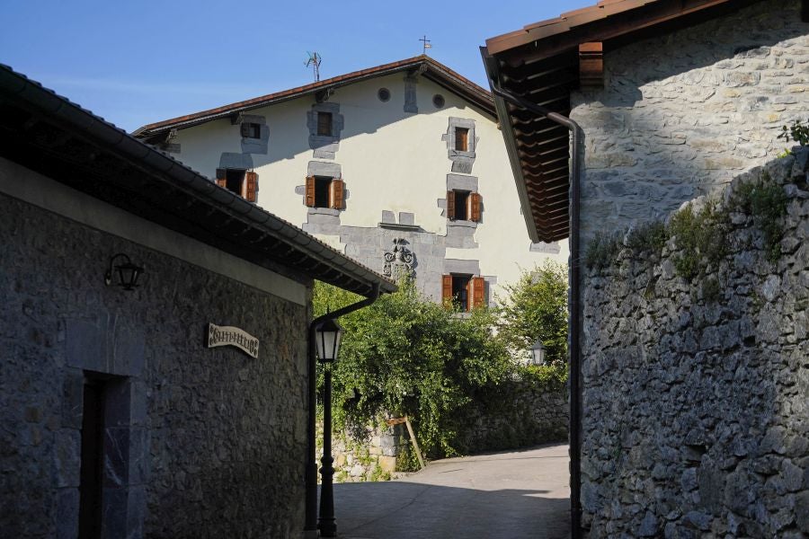 Enclavada en un lugar de gran belleza, al abrigo del Hernio, alberga el espacio artístico Urmara, el museo al aire libre del escultor Koldobika Jauregi