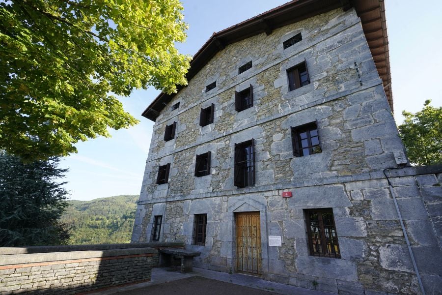 Enclavada en un lugar de gran belleza, al abrigo del Hernio, alberga el espacio artístico Urmara, el museo al aire libre del escultor Koldobika Jauregi