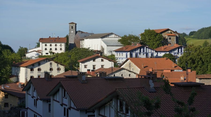 Enclavada en un lugar de gran belleza, al abrigo del Hernio, alberga el espacio artístico Urmara, el museo al aire libre del escultor Koldobika Jauregi