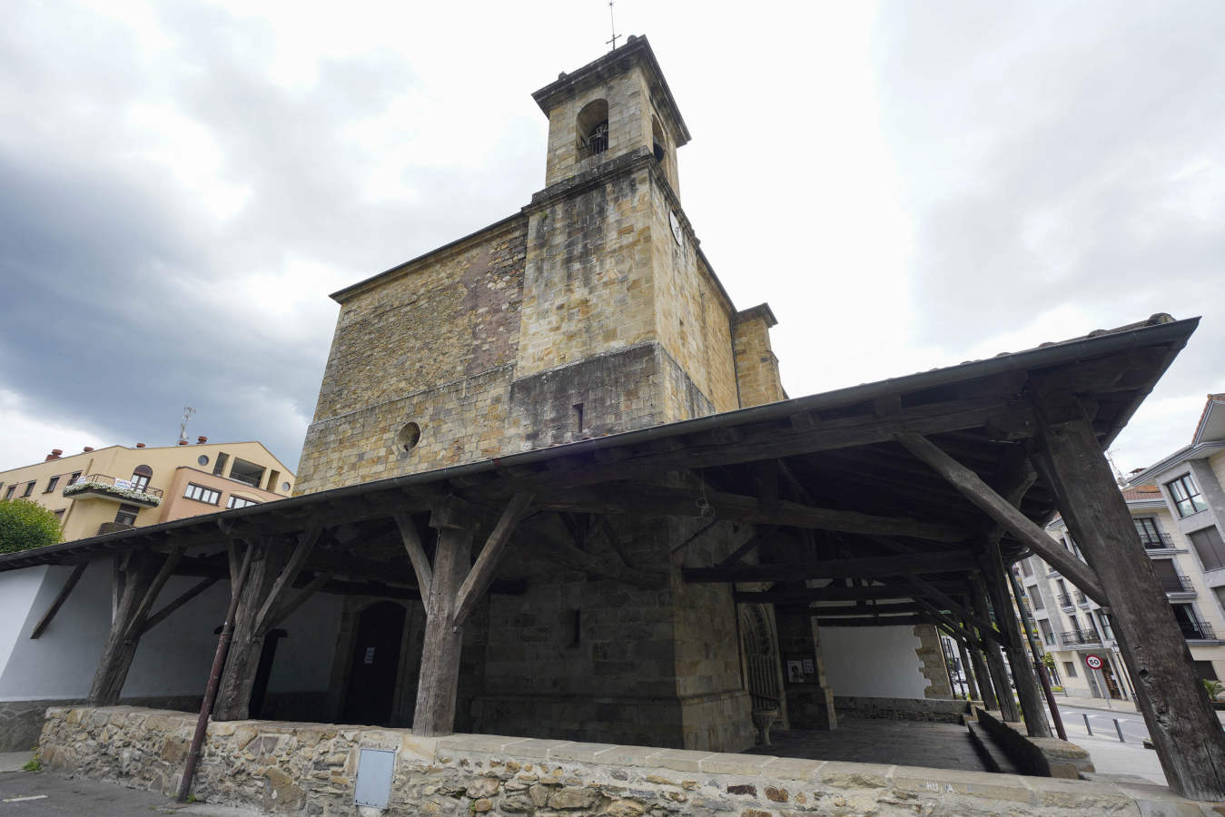 La obra de ingeniería más importante del trazado férreo Madrid-París es el icono de esta localidad que vio nacer al general carlista Tomás de Zumalacárregui