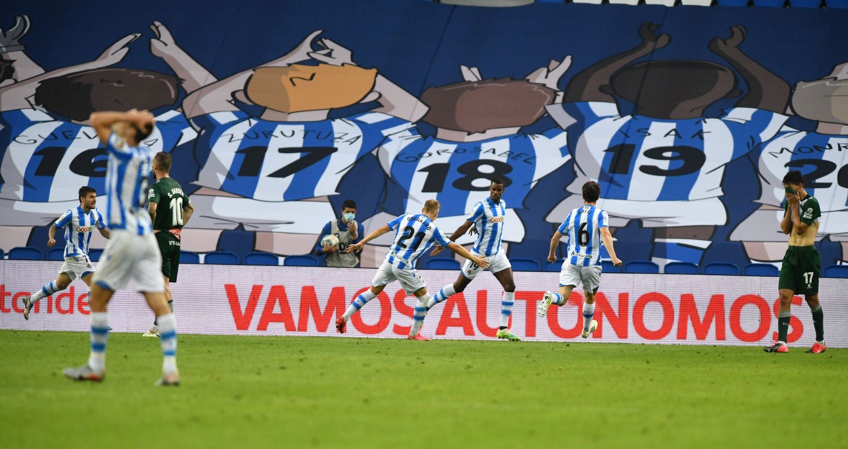 La Real Sociedad ha ganado su primer partido tras la vuelta de la Liga después de remontar a un Espanyol que se había adelantado en el marcador.