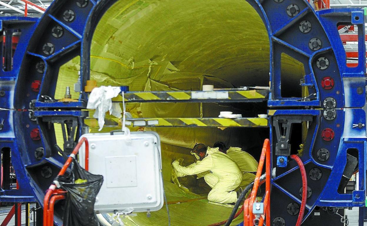 Dos operarios trabajan en la planta de Gamesa en Aoiz. 