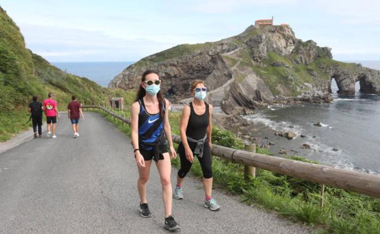 Con mascarilla y a distancia, vuelven las visitas a Gaztelugatxe