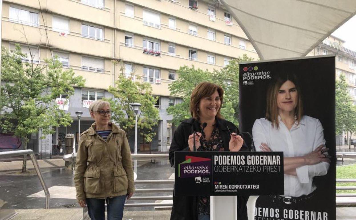 La juntera Arantza González y la coordinadora autonómica de Podemos, Pilar Garrido, participaron en un acto sobre vivienda este jueves en Donostia. 