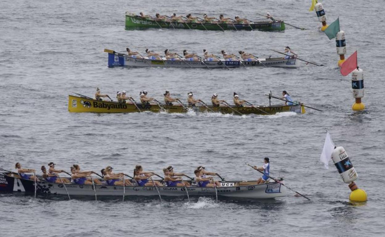 Arraun Lagunak, Orio, Donostiarra y Hondarribia sueltan la estacha hace un año en Donostia. Mañana lo hacen en A Coruña. 