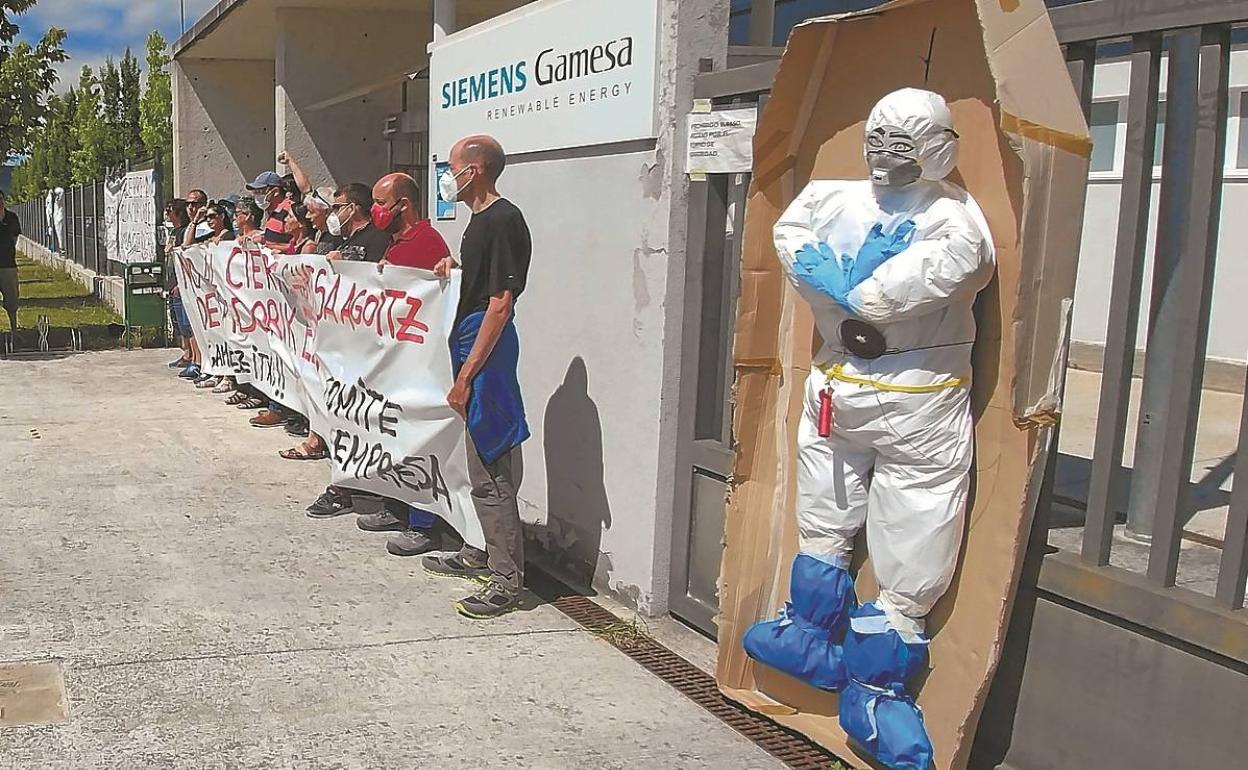 Concentración ayer del comité de Aoiz ante la planta de Siemens Gamesa. 