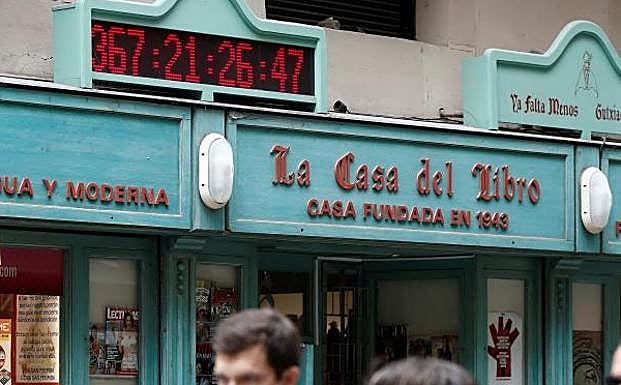 Uno de los relojss de la calle Estafeta de Pamplona.