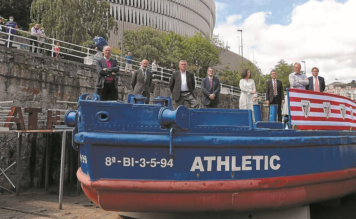 Iribar, Elizegi, Dani, Aburto y Goikoetxea, entre otros, en el acto de ayer en la Ría, junto a San Mamés.