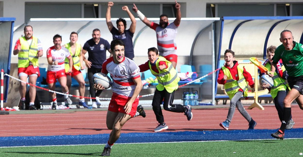 Jugadores y afición del Ampo Ordizia celebran el ensayo del canterano Alain Araña durante el partido que les enfrentó a El Salvador el pasado febrero en Altamira. 