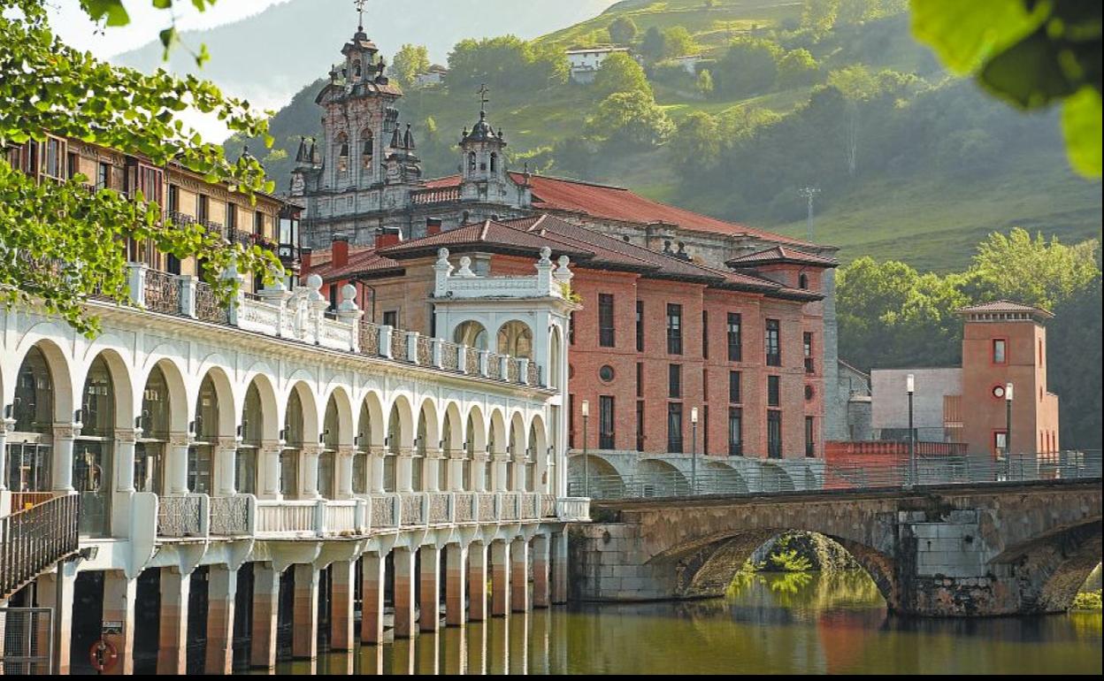 Vista típica de Tolosa, con el río Oria, el Tinglado, el puente de Navarra, la parroquia Santa María y el palacio Idiáquez. 