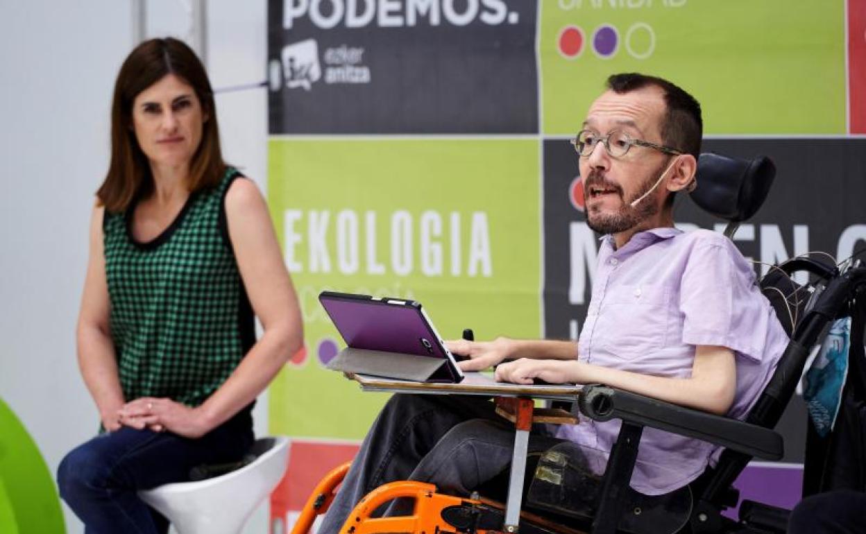 El portavoz parlamentario en el Congreso de Podemos, Pablo Echenique durante su intervención junto a la candidata a Lehendakari de Elkarrekin Podemos, Miren Gorrotxategi junto al durante su acto principal de hoy en Vitoria.