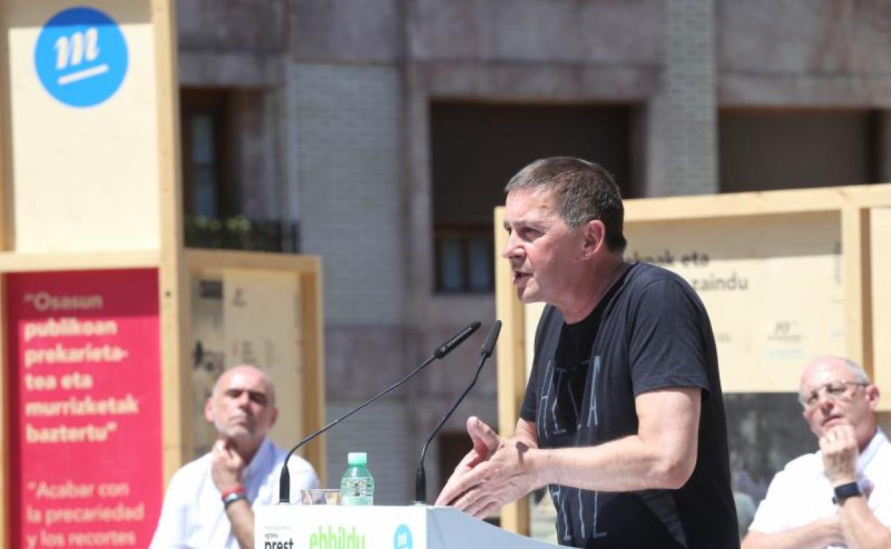 Arnaldo Otegi en acto electoral, este domingo en Eibar. 
