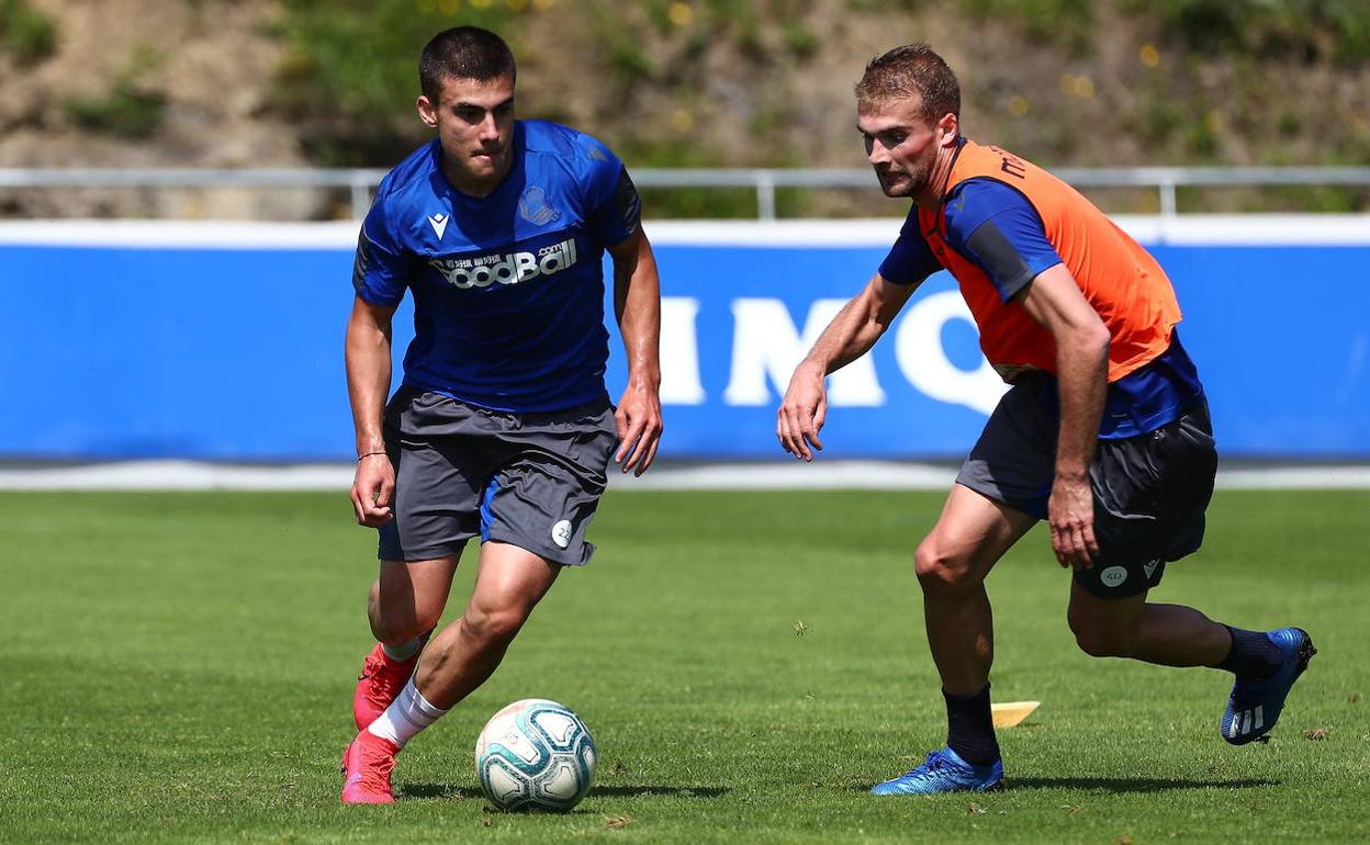 Barrenetxea en un entrenamiento en Zubieta junto al jugador del Sanse Aritz Arambarri. 