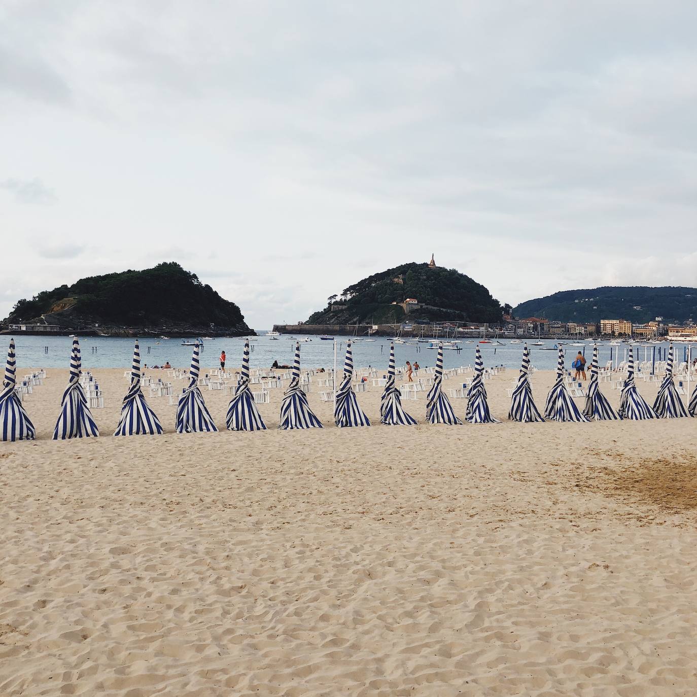 'LA GRANDE PLAGE' se ha convertido en el sueño de verano más esperado de Desiree Arellano, enfermera de profesión y diseñadora de moda de vocación. Una colección inspirada en las playas del sur de Francia 