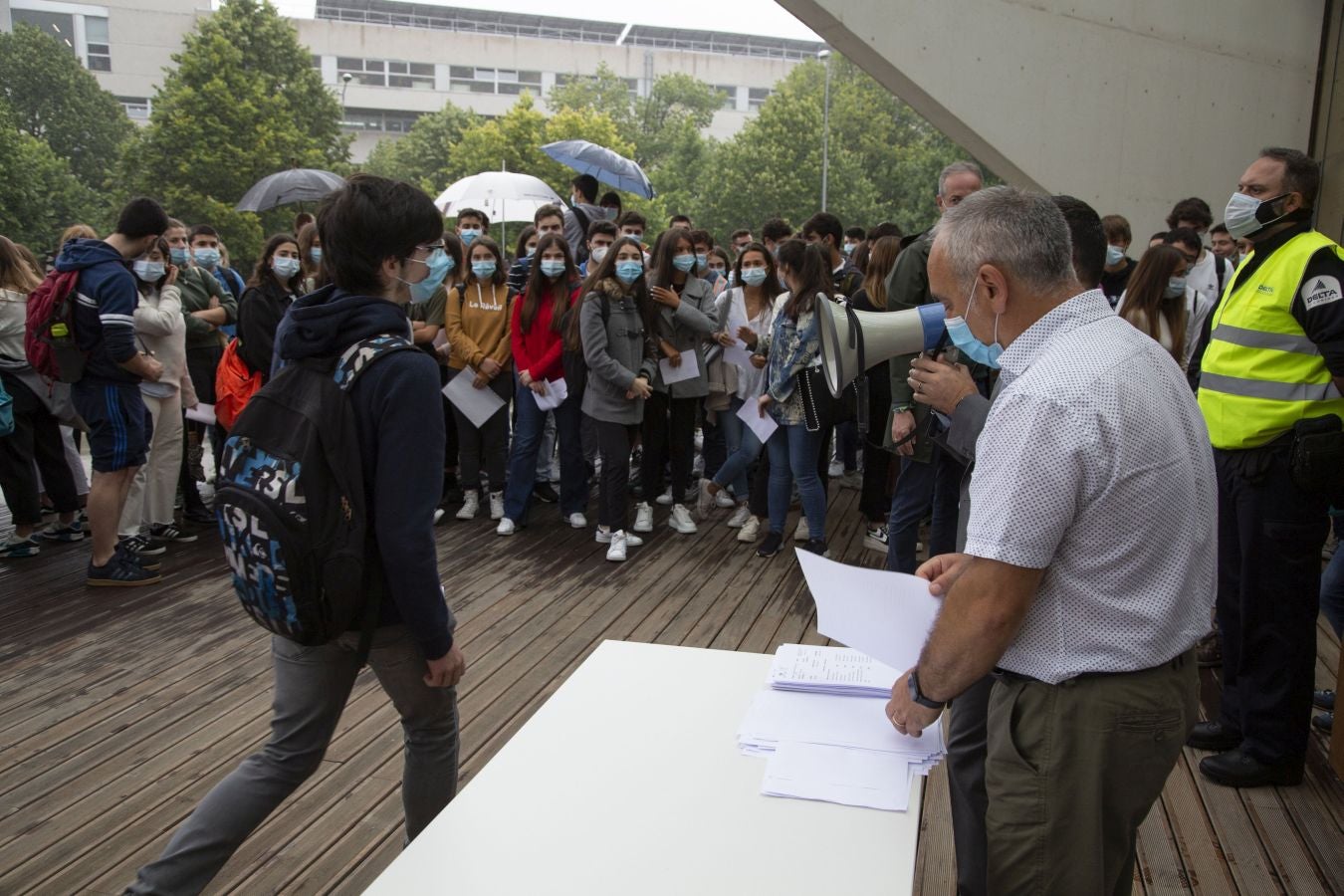 Cerca de 4.500 estudiantes guipuzcoanos encaran desde este lunes la Selectividad más atípica, que además de en Donostia se está llevando a cabo en Eibar.