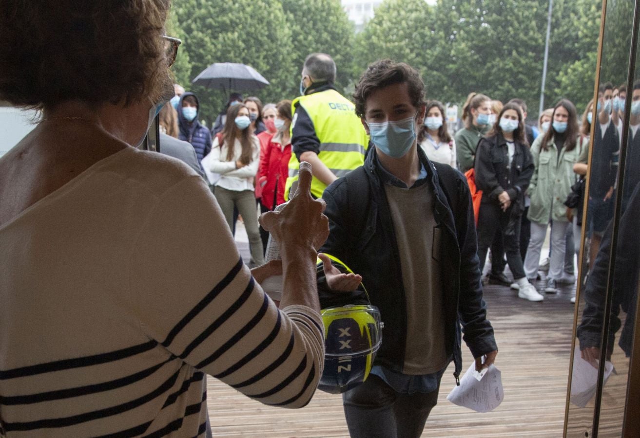 Cerca de 4.500 estudiantes guipuzcoanos encaran desde este lunes la Selectividad más atípica, que además de en Donostia se está llevando a cabo en Eibar.