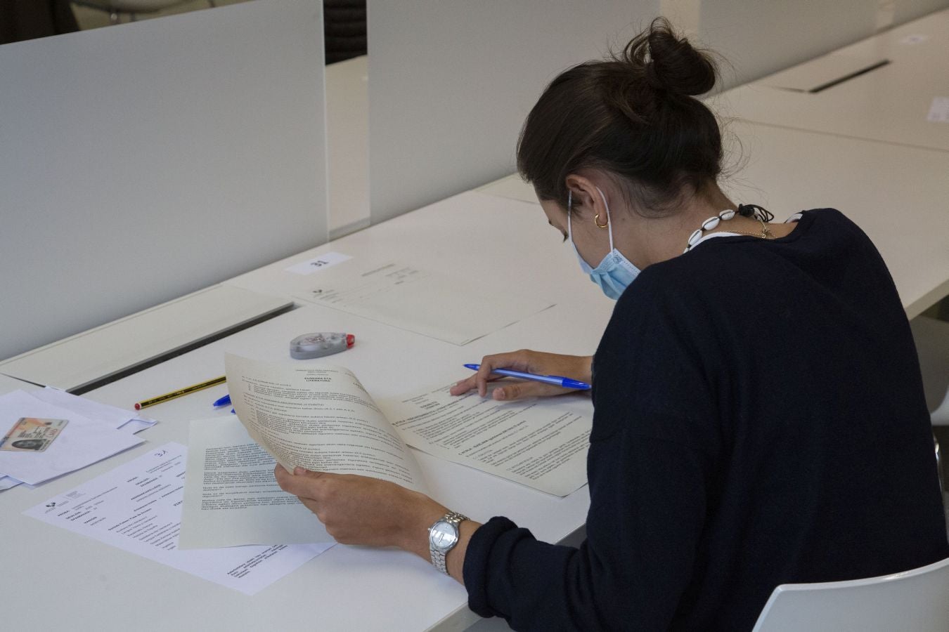 Cerca de 4.500 estudiantes guipuzcoanos encaran desde este lunes la Selectividad más atípica, que además de en Donostia se está llevando a cabo en Eibar.