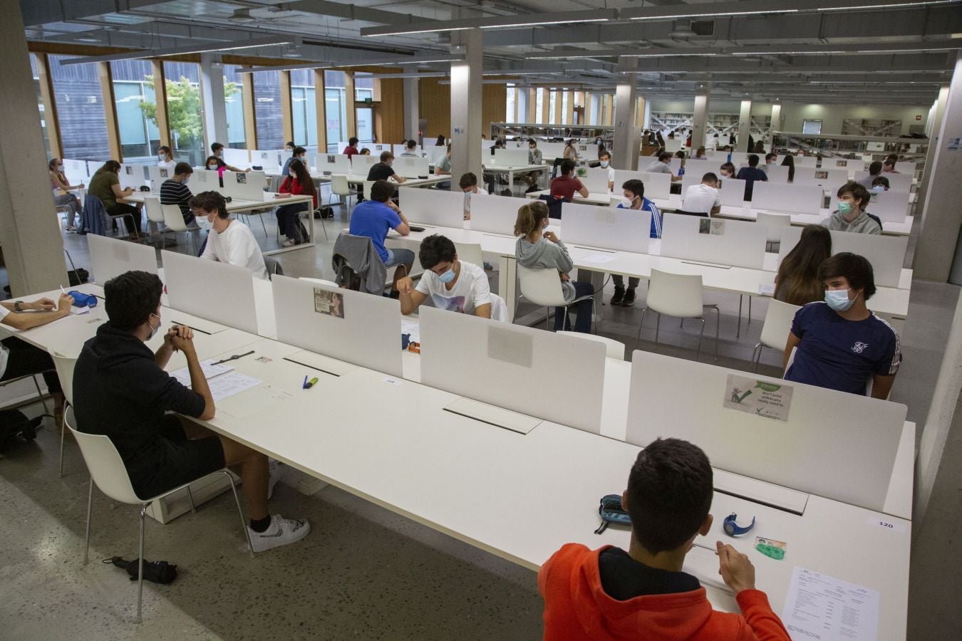 Cerca de 4.500 estudiantes guipuzcoanos encaran desde este lunes la Selectividad más atípica, que además de en Donostia se está llevando a cabo en Eibar.