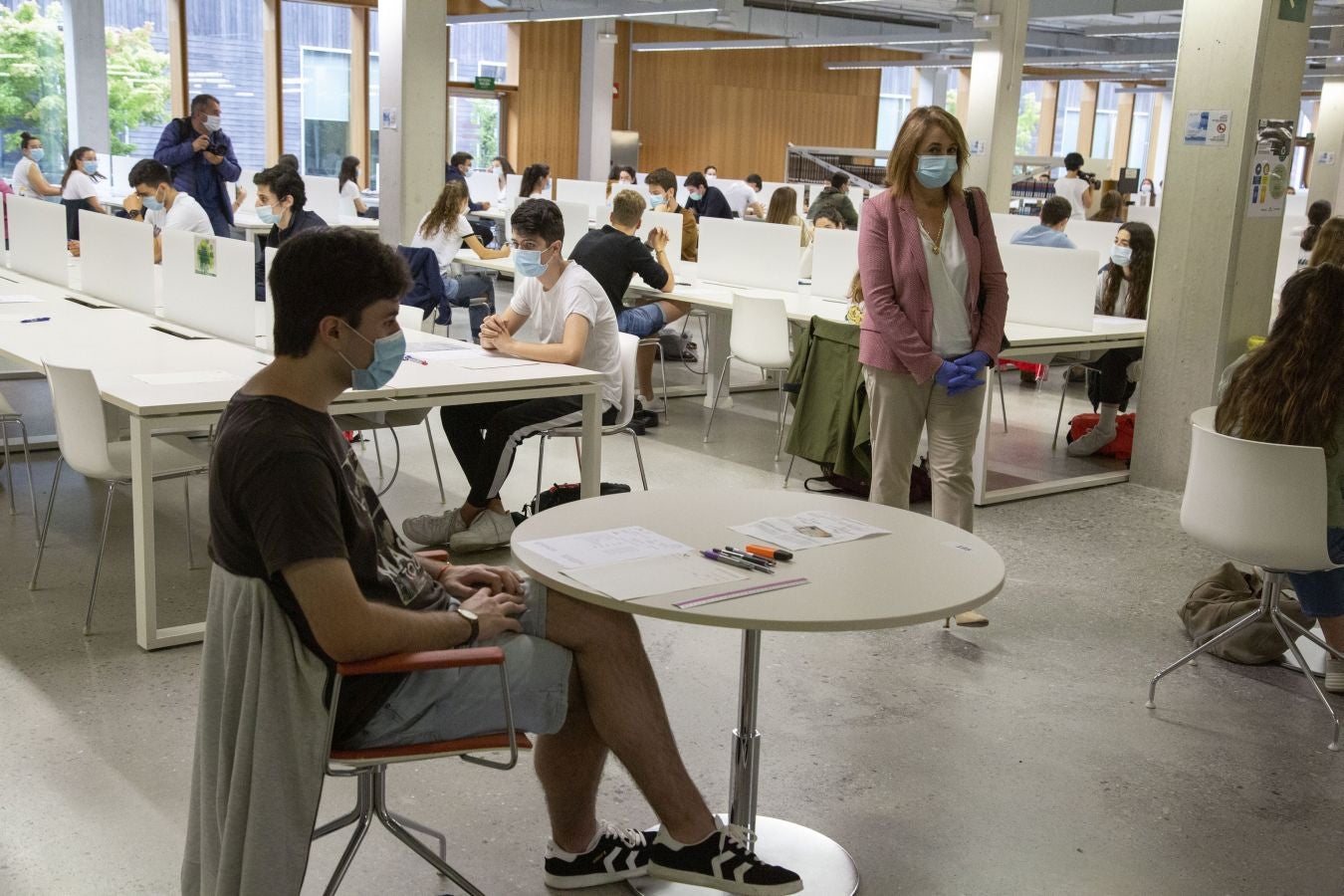 Cerca de 4.500 estudiantes guipuzcoanos encaran desde este lunes la Selectividad más atípica, que además de en Donostia se está llevando a cabo en Eibar.