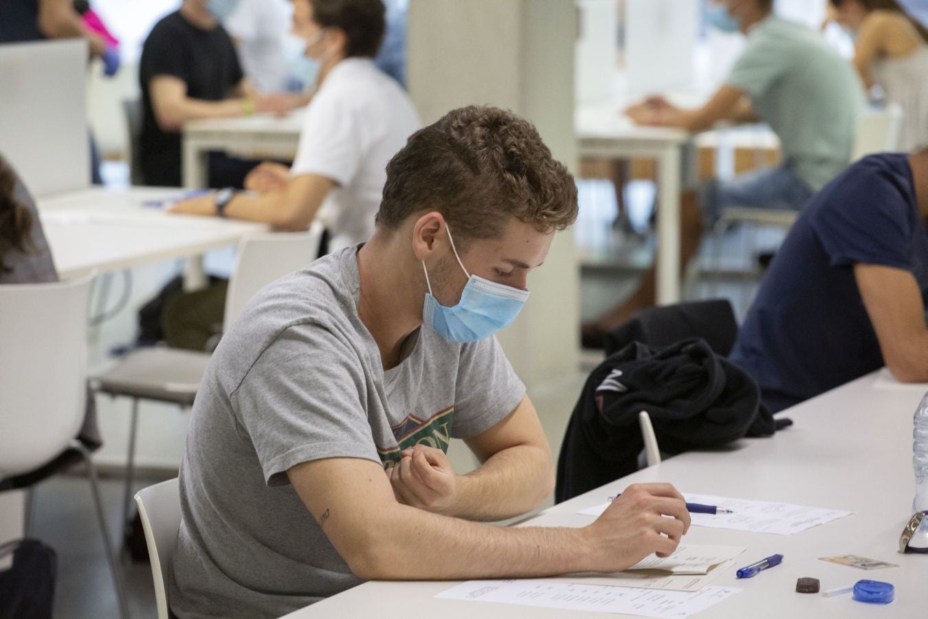 Cerca de 4.500 estudiantes guipuzcoanos encaran desde este lunes la Selectividad más atípica, que además de en Donostia se está llevando a cabo en Eibar.