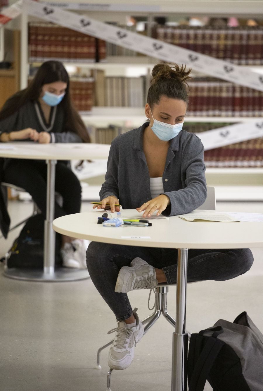 Cerca de 4.500 estudiantes guipuzcoanos encaran desde este lunes la Selectividad más atípica, que además de en Donostia se está llevando a cabo en Eibar.