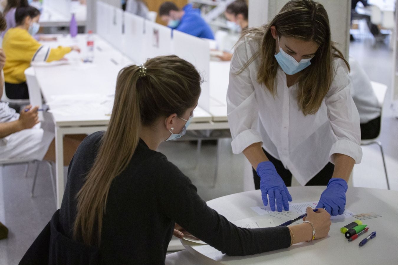 Cerca de 4.500 estudiantes guipuzcoanos encaran desde este lunes la Selectividad más atípica, que además de en Donostia se está llevando a cabo en Eibar.