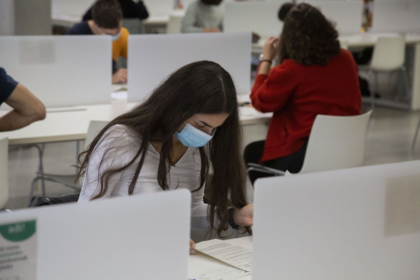 Cerca de 4.500 estudiantes guipuzcoanos encaran desde este lunes la Selectividad más atípica, que además de en Donostia se está llevando a cabo en Eibar.