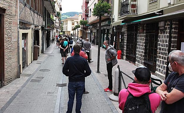 Imagen. Las imágenes de las colas ante las carpas. 
