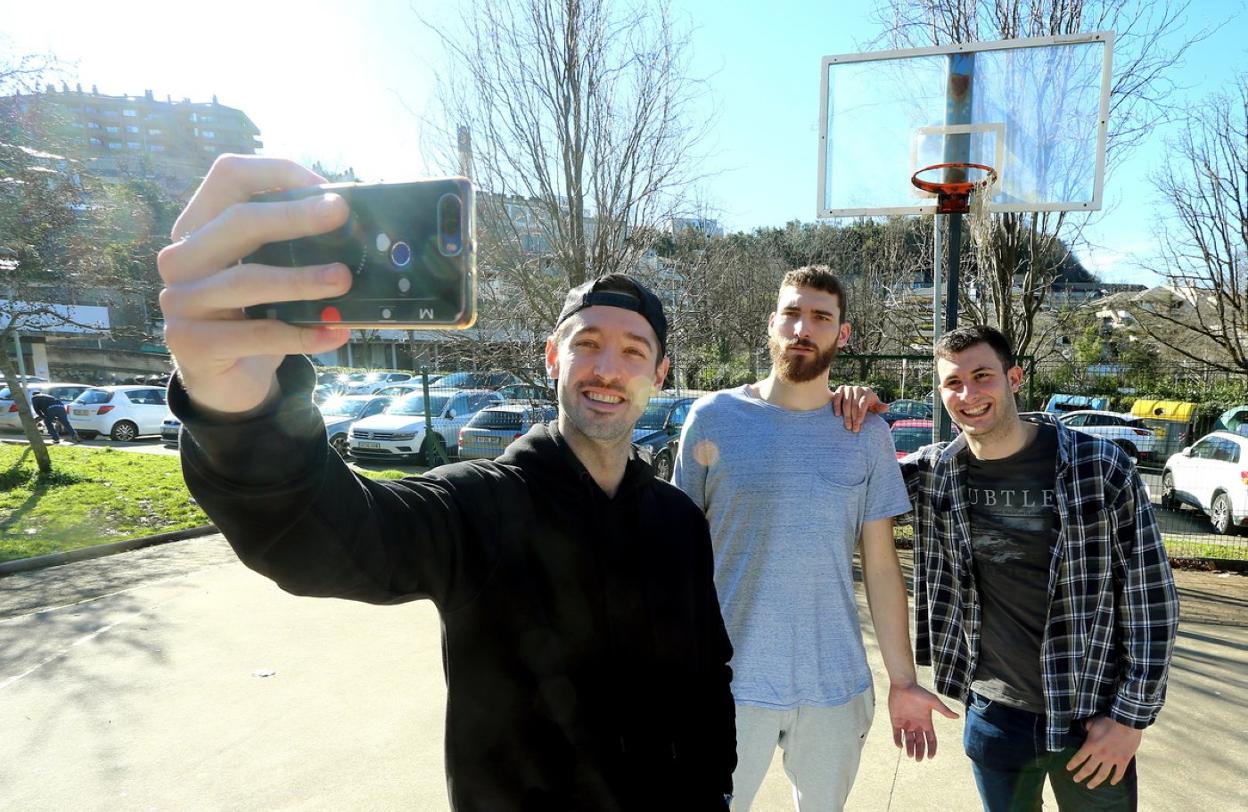 Mikel Motos, Julen Olaizola y Xabi Oroz, tres jugadores guipuzcoanos que han ascendido a la ACB. 