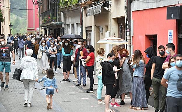 Colas para hacerse la prueba en las diez carpas instaladas en Ordizia ante el brote detectado