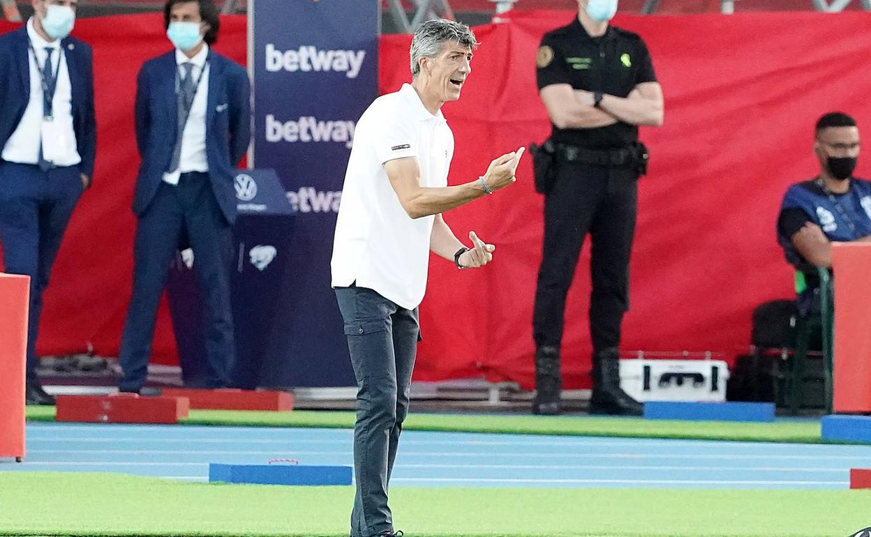 Imanol dando instrucciones en la banda.