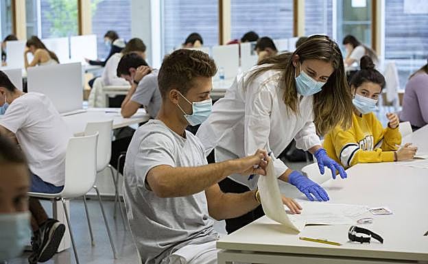 Alumnos antes del inicio de las pruebas de selectividad en el edificio Carlos Santa María del campus de la UPV en San Sebastián 