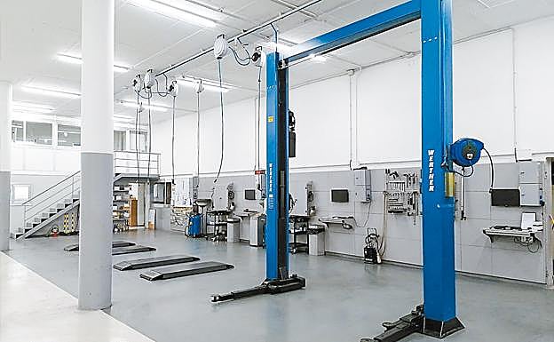 En los nuevos talleres, nuestro coche es tratado por dos mecánicos a la vez que en tiempo récord revisan lo necesario, mientras el cliente espera cómodamente y se lleva su coche reparado.