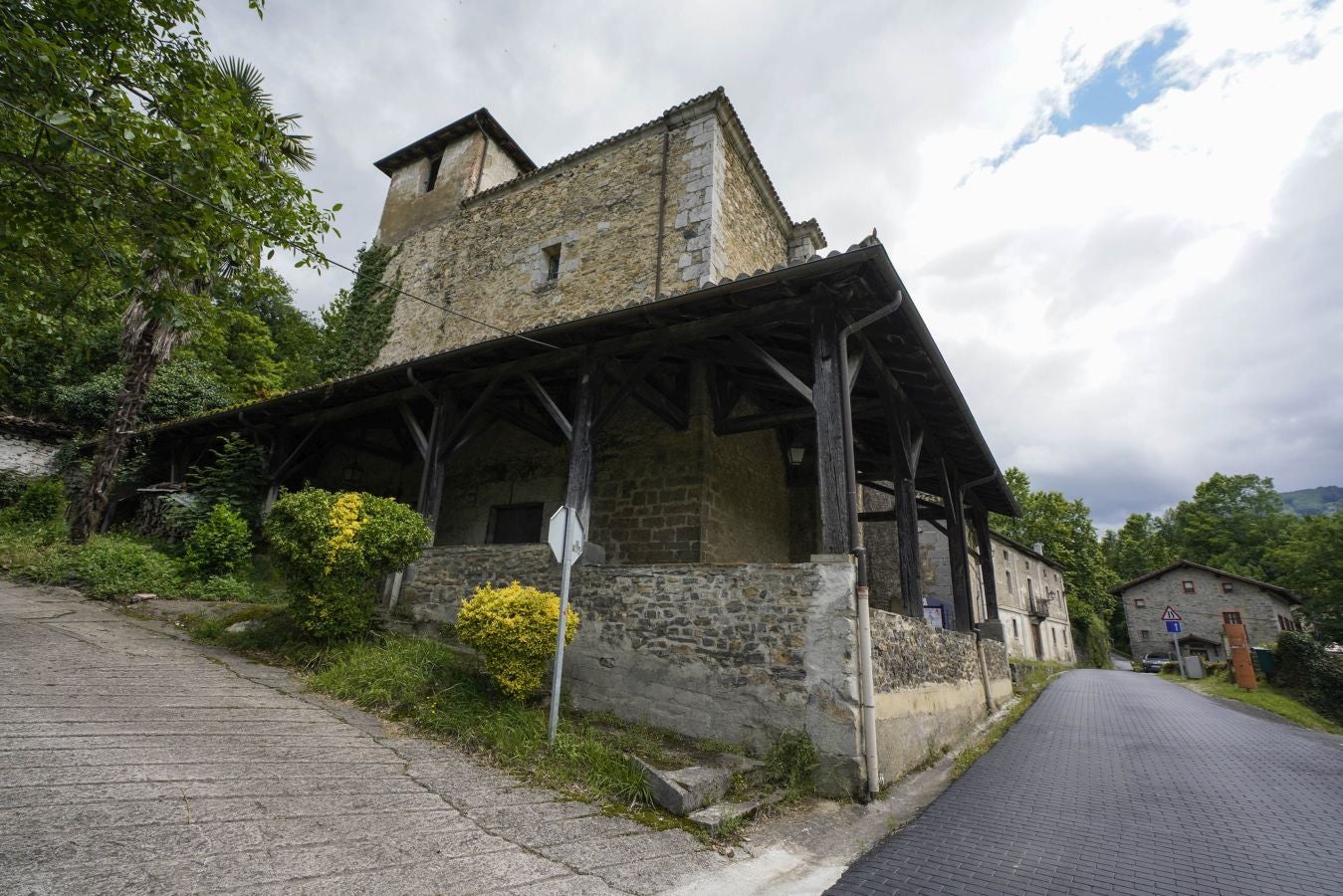 Altzo. Miguel Joaquín Eleicegui y sus 242 cm. hicieron conocida a esta pequeña localidad dividida en dos núcleos, Altzo Muño, la zona alta, y Altzo Azpi, al pie del monte Otsabio