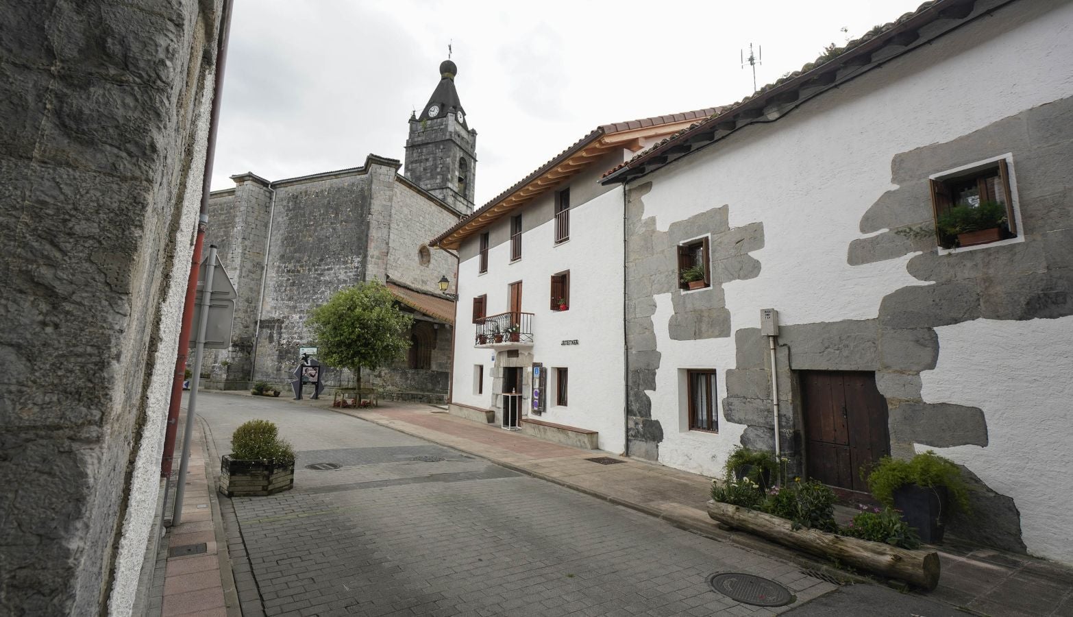 Altzo. Miguel Joaquín Eleicegui y sus 242 cm. hicieron conocida a esta pequeña localidad dividida en dos núcleos, Altzo Muño, la zona alta, y Altzo Azpi, al pie del monte Otsabio