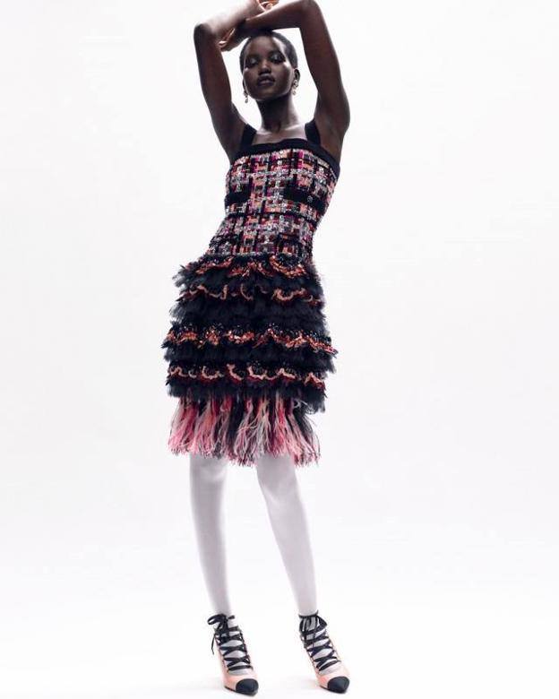 Uno de los diseños de la colección otoño-invierno 2020-21 de Alta Costura de Chanel durante un desfile virtual de la Semana de la Moda de París.
